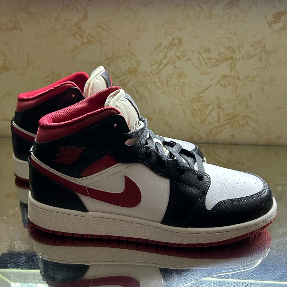 Jordan 1 mid red @ black size 7 kids